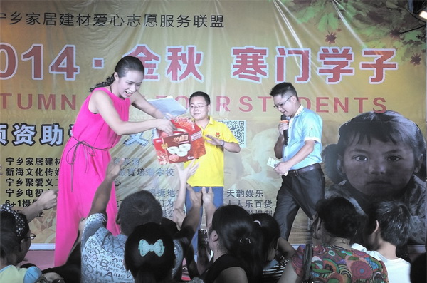  寧鄉(xiāng)百貨協(xié)辦捐贈活動