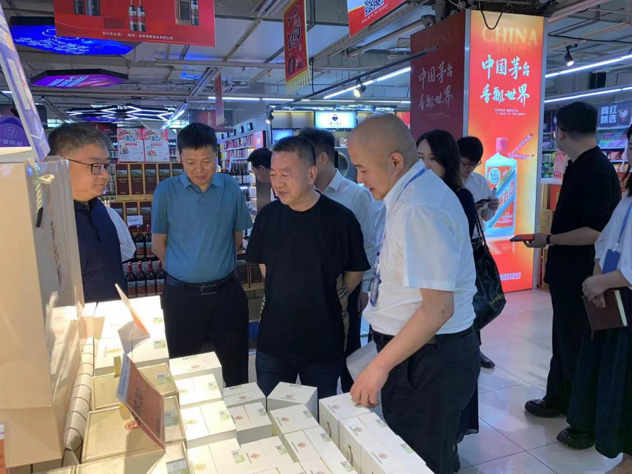 貴州茅臺酒廠（集團）有限責(zé)任公司黨委委員、副總經(jīng)理萬波一行調(diào)研西安市人人樂超市有限公司茅臺酒市場